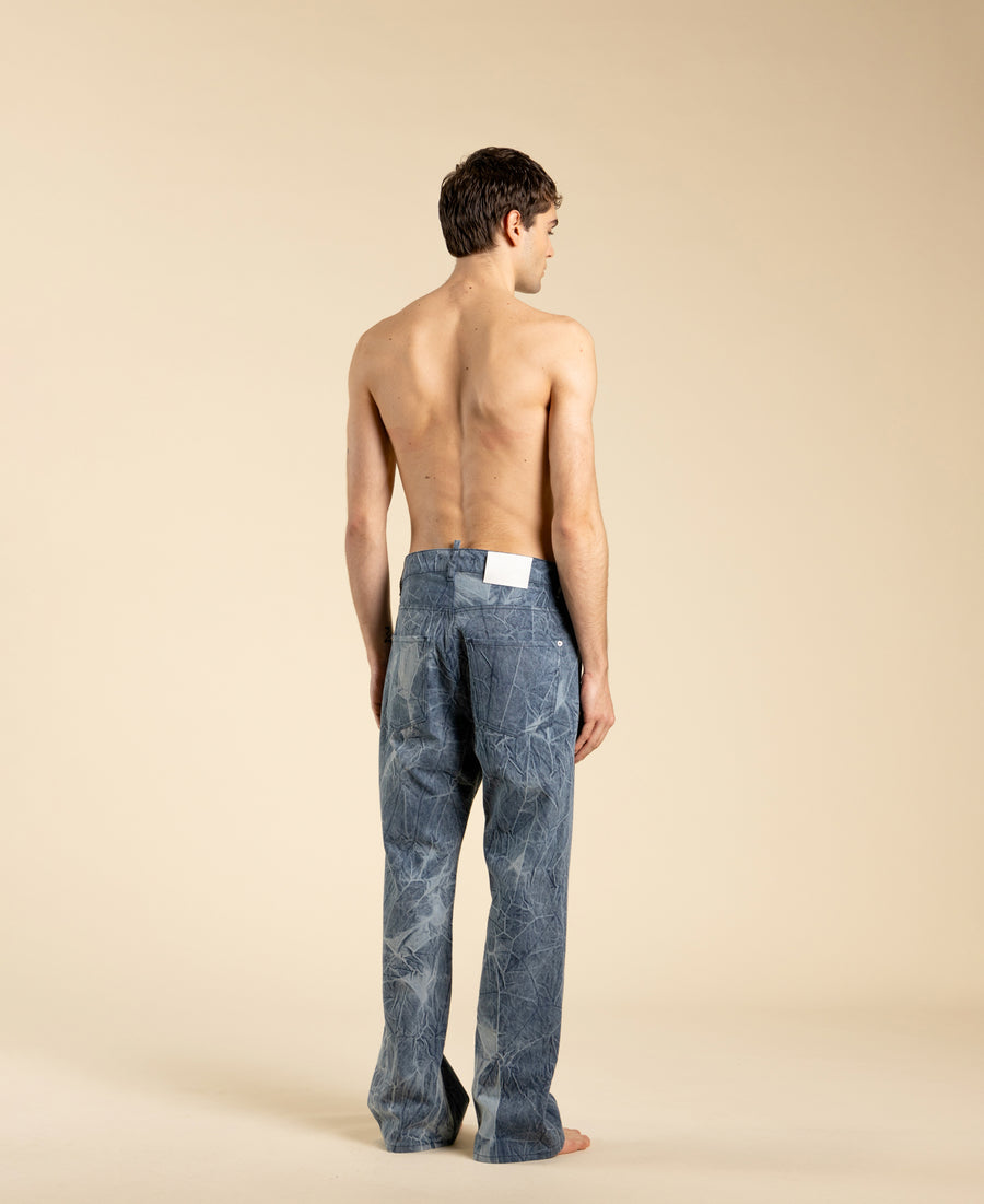 Jeans ampi in denim blu con texture